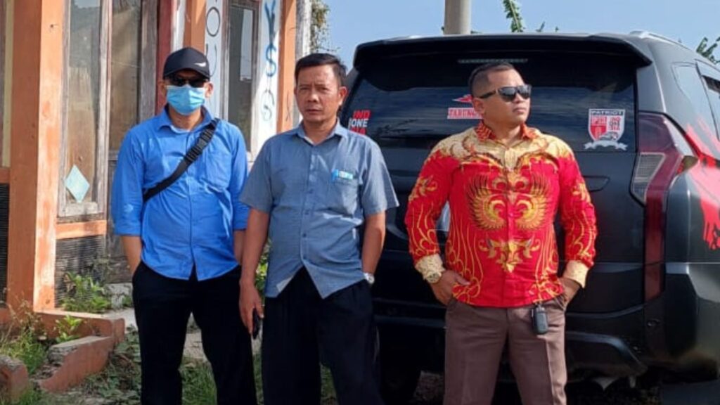 Foto ini terpampang di sini bukan sekadar untuk dikenang. Ia adalah saksi bisu dari sebuah masa di mana segala harapan dan cita-cita pernah keluar begitu saja dari mulut kami—tanpa perhitungan matang, tanpa tahu besok modal dari mana, tanpa kepastian apa pun. Yang kami punya saat itu hanya satu: keberanian. Saya masih ingat betul, di momen itu kami lebih banyak berbicara tentang mimpi daripada realita. Bukan karena kami naif, tapi karena kami percaya: ada kekuatan besar dalam keberanian untuk memulai, meski belum tahu bagaimana akhirnya. Kami tidak punya peta yang jelas, tidak punya bekal yang cukup, tapi kami punya tekad untuk melangkah. Dan terkadang, langkah pertama memang selalu terasa paling berat. Perjalanan HIPNUSA tidak pernah lurus. Ada hari-hari penuh tawa, ada juga malam-malam penuh ragu. Ada momen ketika semangat terasa membuncah, tapi ada pula saat-saat di mana lelah, kecewa, dan sedih datang bertubi-tubi. Dinamika itu nyata. Kadang kami berselisih, kadang kami saling menguatkan. Namun di situlah kami belajar: bahwa berjuang bersama bukan tentang selalu sepakat, melainkan tentang tetap berjalan meski berbeda pandangan. Hari ini, ketika saya berdiri sebagai Ketua Umum HIPNUSA, foto ini terasa seperti cermin. Ia mengingatkan saya bahwa setiap ucapan yang dulu “hanya sekadar bicara” perlahan-lahan menemukan jalannya untuk diwujudkan. Tidak semua terwujud sempurna, tidak semuanya berjalan sesuai rencana. Tapi prosesnya membentuk kami—membentuk saya—menjadi pribadi yang lebih dewasa dalam bermimpi dan lebih bijak dalam melangkah. Saya yakin, setiap sahabat HIPNUSA punya momen masing-masing. Momen yang membuat bahagia karena merasa berarti. Momen yang membuat sedih karena merasa gagal atau tak dihargai. Semua perasaan itu valid. Semua luka dan tawa itu adalah bagian dari perjalanan. Tidak ada perjuangan yang steril dari rasa lelah, dan tidak ada mimpi besar yang lahir tanpa pengorbanan kecil setiap hari. Tulisan ini sengaja saya abadikan di blog pribadi. Bukan untuk memamerkan pencapaian, tetapi untuk mengingatkan: bahwa kita semua pernah berada di titik nol, pernah ragu, pernah takut, pernah nekat. Dan justru dari situlah mimpi-mimpi besar mulai tumbuh. Untuk generasi setelah kami, semoga cerita sederhana ini bisa menjadi pengingat: jangan tunggu segalanya sempurna untuk memulai. Kadang yang dibutuhkan hanya keberanian untuk melangkah, meski belum tahu besok akan membawa apa. Karena mimpi tidak selalu lahir dari rencana yang matang, tapi sering kali tumbuh dari keberanian orang-orang biasa yang berani bermimpi besar dan mau berproses bersama.