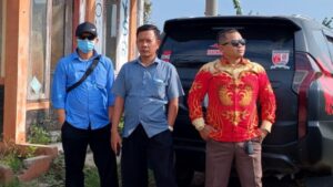 Foto ini terpampang di sini bukan sekadar untuk dikenang. Ia adalah saksi bisu dari sebuah masa di mana segala harapan dan cita-cita pernah keluar begitu saja dari mulut kami—tanpa perhitungan matang, tanpa tahu besok modal dari mana, tanpa kepastian apa pun. Yang kami punya saat itu hanya satu: keberanian. Saya masih ingat betul, di momen itu kami lebih banyak berbicara tentang mimpi daripada realita. Bukan karena kami naif, tapi karena kami percaya: ada kekuatan besar dalam keberanian untuk memulai, meski belum tahu bagaimana akhirnya. Kami tidak punya peta yang jelas, tidak punya bekal yang cukup, tapi kami punya tekad untuk melangkah. Dan terkadang, langkah pertama memang selalu terasa paling berat. Perjalanan HIPNUSA tidak pernah lurus. Ada hari-hari penuh tawa, ada juga malam-malam penuh ragu. Ada momen ketika semangat terasa membuncah, tapi ada pula saat-saat di mana lelah, kecewa, dan sedih datang bertubi-tubi. Dinamika itu nyata. Kadang kami berselisih, kadang kami saling menguatkan. Namun di situlah kami belajar: bahwa berjuang bersama bukan tentang selalu sepakat, melainkan tentang tetap berjalan meski berbeda pandangan. Hari ini, ketika saya berdiri sebagai Ketua Umum HIPNUSA, foto ini terasa seperti cermin. Ia mengingatkan saya bahwa setiap ucapan yang dulu “hanya sekadar bicara” perlahan-lahan menemukan jalannya untuk diwujudkan. Tidak semua terwujud sempurna, tidak semuanya berjalan sesuai rencana. Tapi prosesnya membentuk kami—membentuk saya—menjadi pribadi yang lebih dewasa dalam bermimpi dan lebih bijak dalam melangkah. Saya yakin, setiap sahabat HIPNUSA punya momen masing-masing. Momen yang membuat bahagia karena merasa berarti. Momen yang membuat sedih karena merasa gagal atau tak dihargai. Semua perasaan itu valid. Semua luka dan tawa itu adalah bagian dari perjalanan. Tidak ada perjuangan yang steril dari rasa lelah, dan tidak ada mimpi besar yang lahir tanpa pengorbanan kecil setiap hari. Tulisan ini sengaja saya abadikan di blog pribadi. Bukan untuk memamerkan pencapaian, tetapi untuk mengingatkan: bahwa kita semua pernah berada di titik nol, pernah ragu, pernah takut, pernah nekat. Dan justru dari situlah mimpi-mimpi besar mulai tumbuh. Untuk generasi setelah kami, semoga cerita sederhana ini bisa menjadi pengingat: jangan tunggu segalanya sempurna untuk memulai. Kadang yang dibutuhkan hanya keberanian untuk melangkah, meski belum tahu besok akan membawa apa. Karena mimpi tidak selalu lahir dari rencana yang matang, tapi sering kali tumbuh dari keberanian orang-orang biasa yang berani bermimpi besar dan mau berproses bersama.